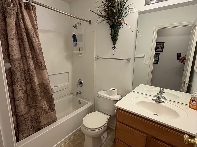 465 Metropolitan St — Photo 12