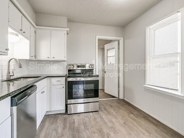 4007 N Rockwell Ave — Photo 4
