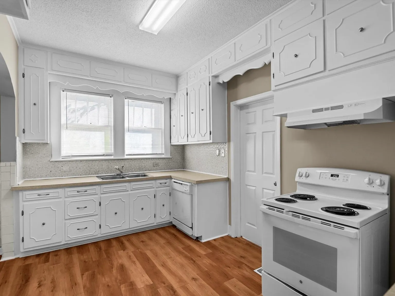 5 bed, 1673 sqft, $2,500 — Photo 3