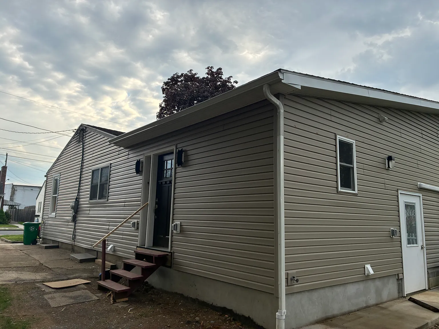 3 bed, 3.5 bath, 2636 sqft, $2,300 — Photo 2