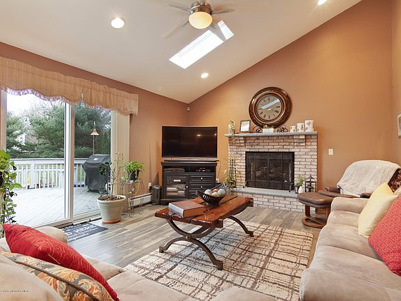 3rd image of 1026 Twin Oaks Dr