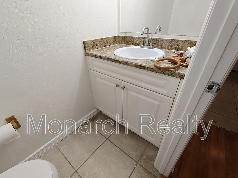 620 SW 10th Ln #4 — Photo 8