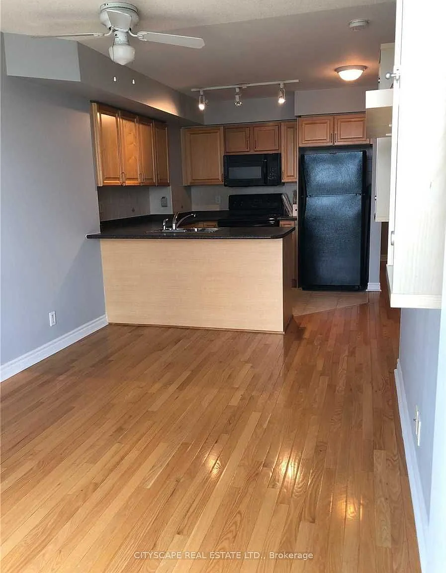 33 Elm Dr W — Photo 2
