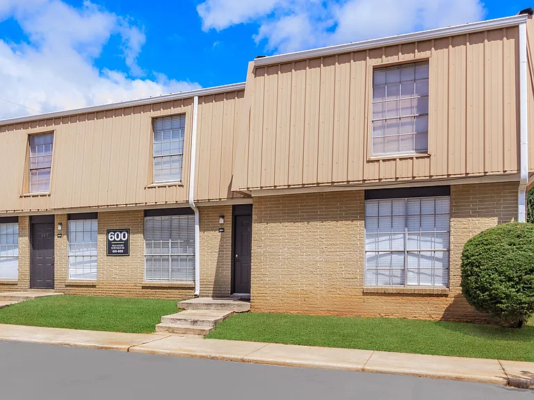Raintree Village Apartments — Photo 16