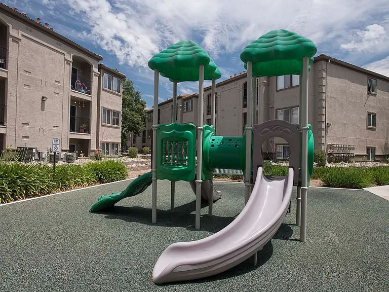 Bella Vista Apartments — Photo 20
