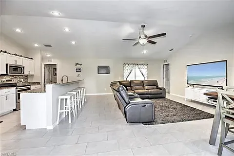 $2,100 - 4 Bedroom / 2 Bath Rental with huge fenced yard on triple lot — Photo 3