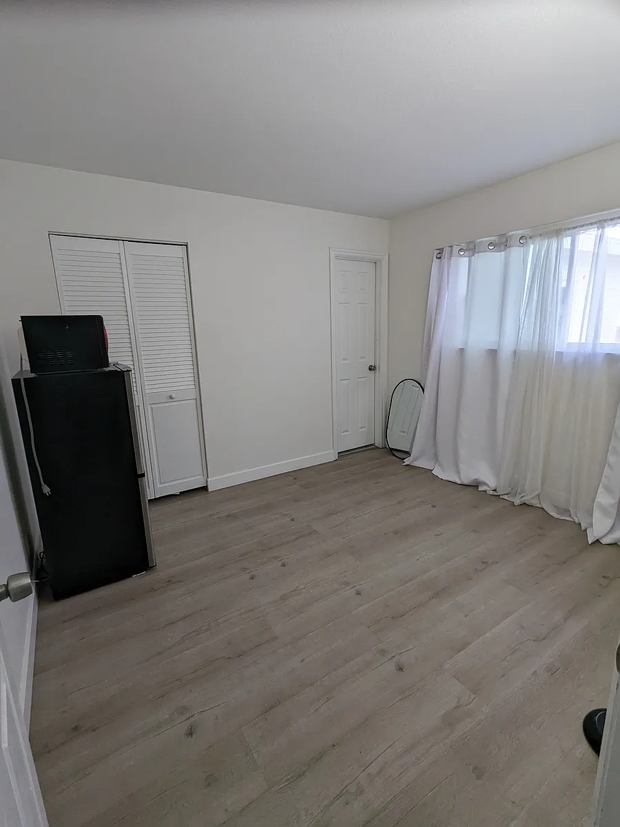 $1,280 room - 18392 Delaware St