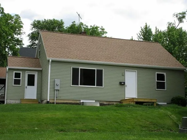 624 W 22nd St, Cedar Falls, IA 50613