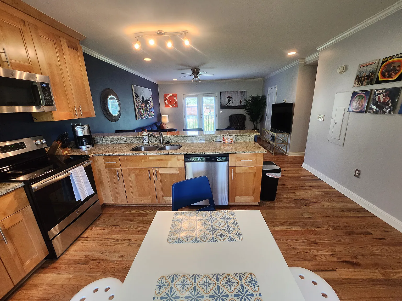 2 bed, 2.5 bath, 1480 sqft, $2,250 — Photo 3