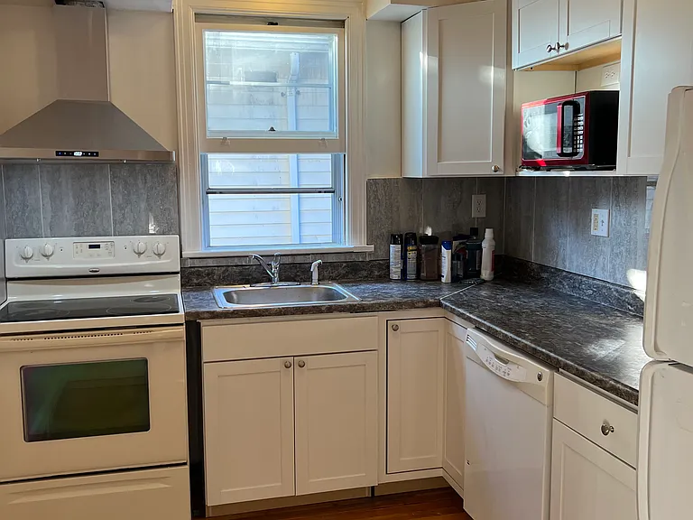 436 Hudson Ave #B — Photo 3