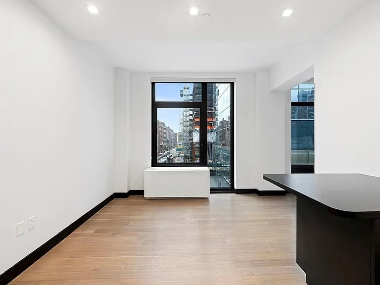 401 W 33rd St #4B — Photo 3