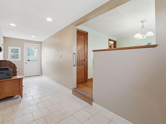 4th image of 111 Woodlawn St