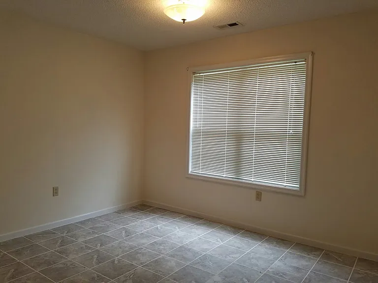 108 Sutton Dr — Photo 4
