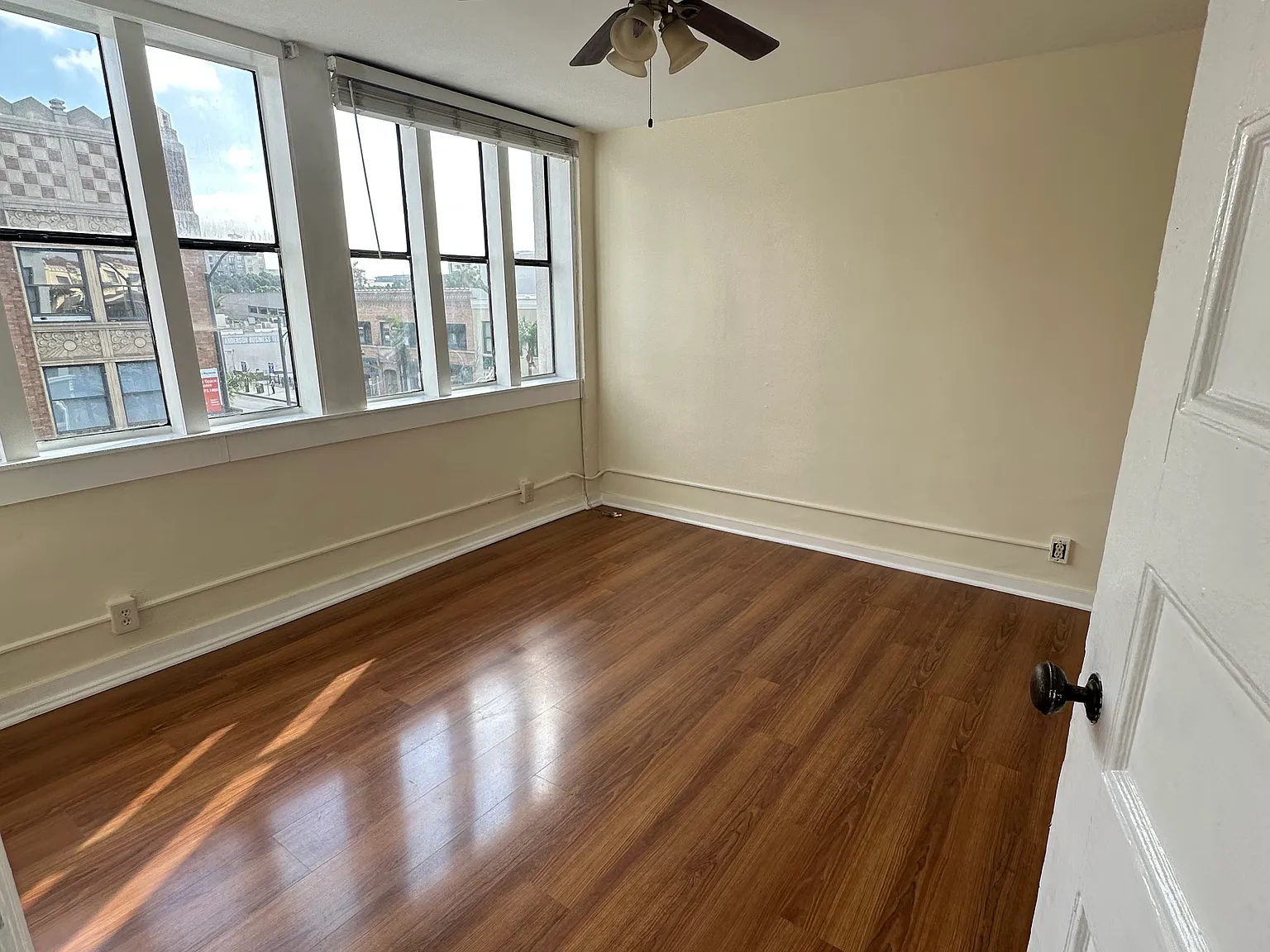 15 N Raymond Ave — Photo 4