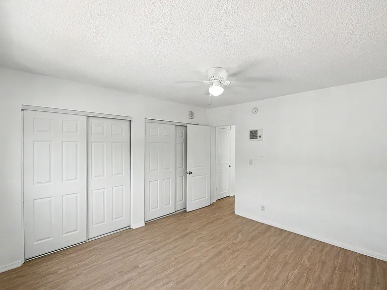 Hollywood Apartments — Photo 19