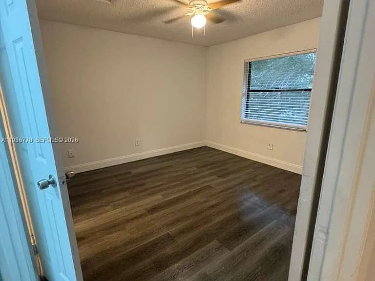 605 Ixoria Ave #15 — Photo 4