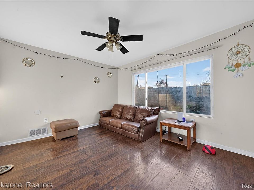 132 E Howard St, photo 17