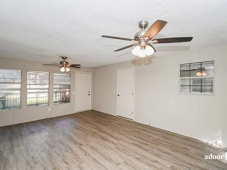1581 Patricia Ln — Photo 7