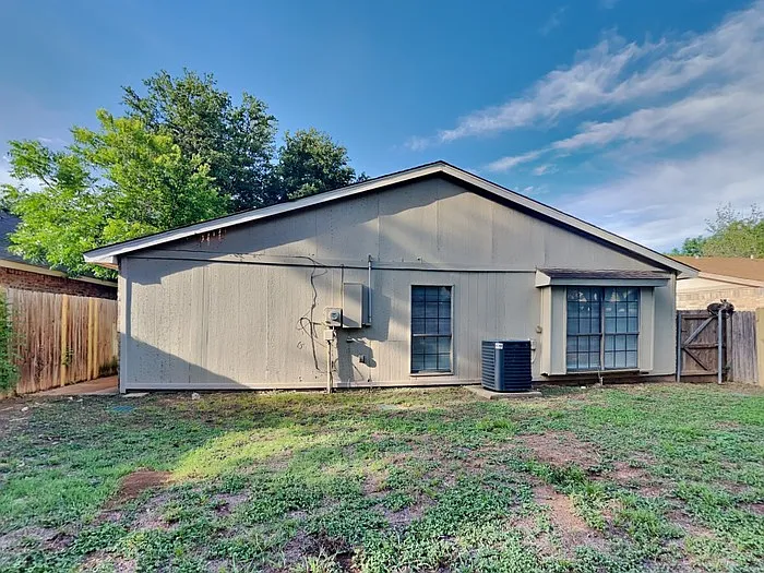 2405 Cripple Creek Dr — Photo 16