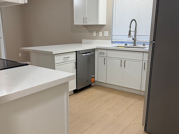 Beautiful solid cabinets and white Seattle White Quartz