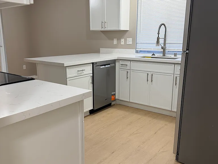 Beautiful solid cabinets and white Seattle White Quartz