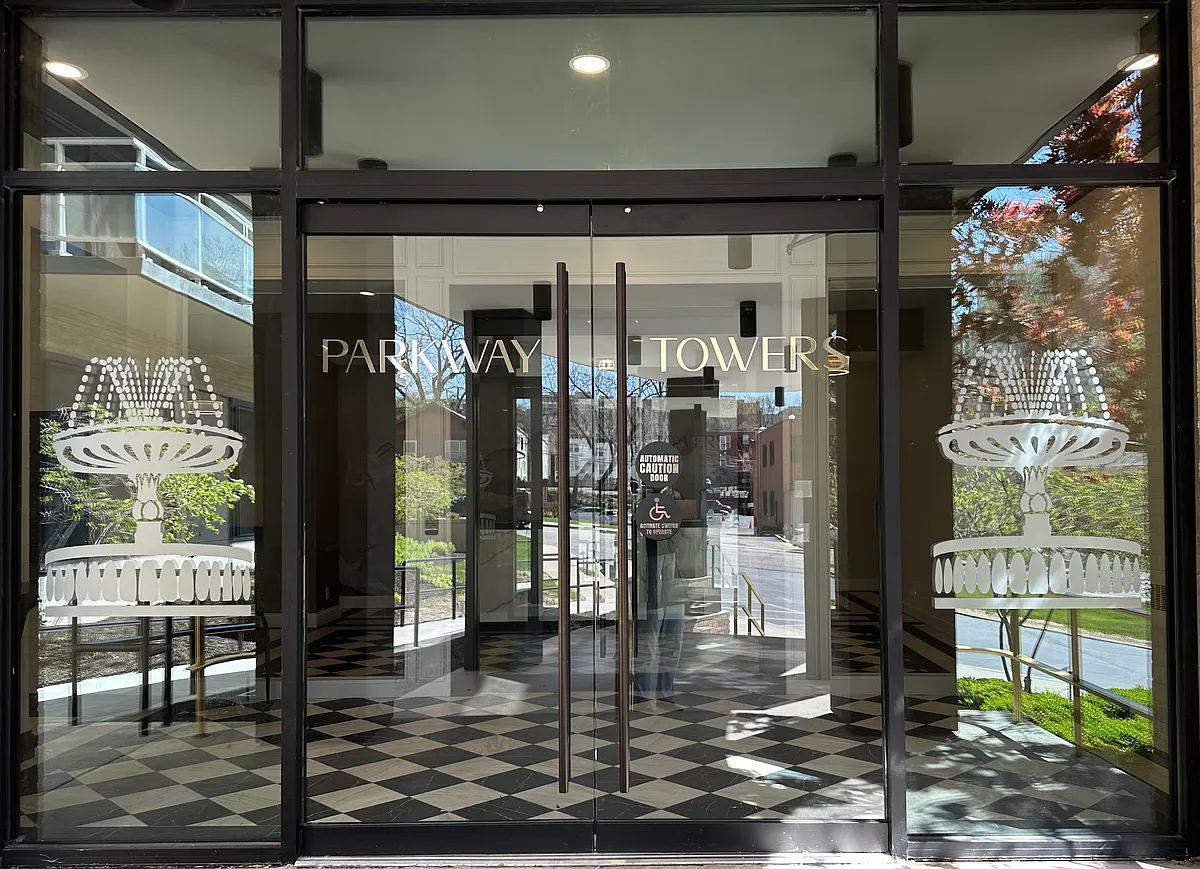 Secure lobby entrance - 4545 Wornall Rd #202