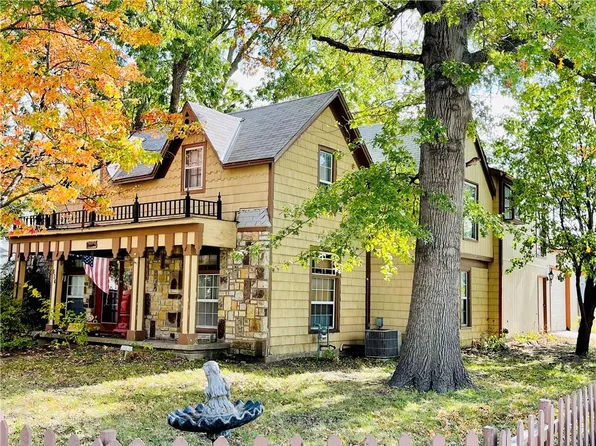 107 SW 10th St, Oak Grove, MO 64075