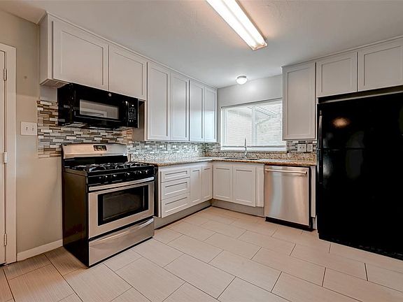 3rd image of 807 Rainy River Dr
