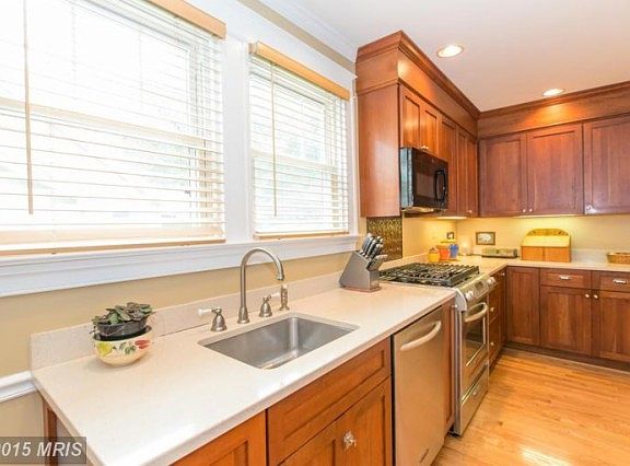 5th image of 206 Glenmore Ave