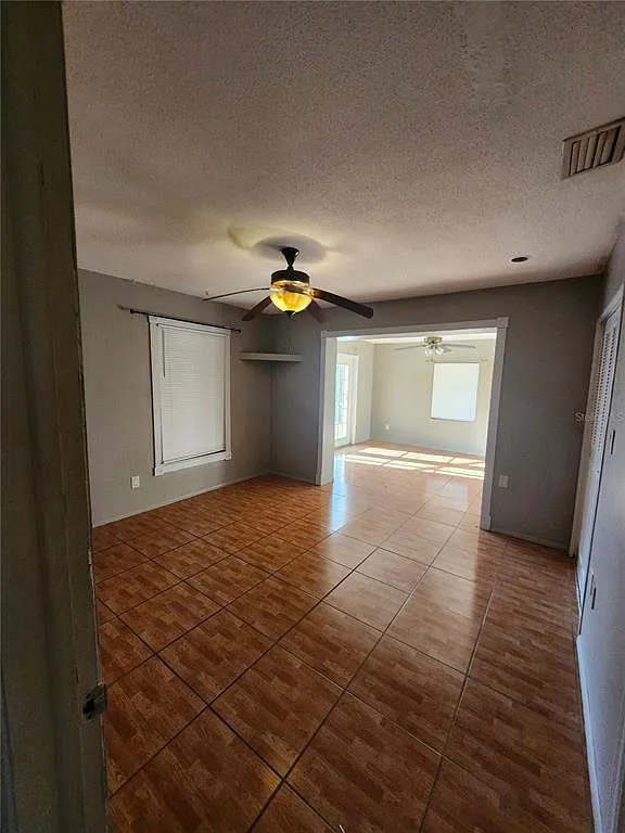 3 bed, 2.0 bath, 1887 sqft, $1,600 — Photo 3