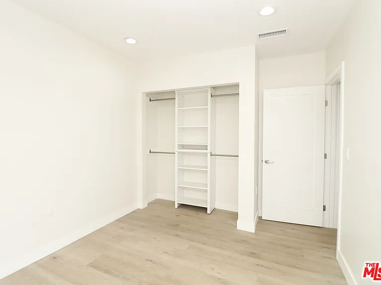 2739 S Budlong Ave — Photo 20