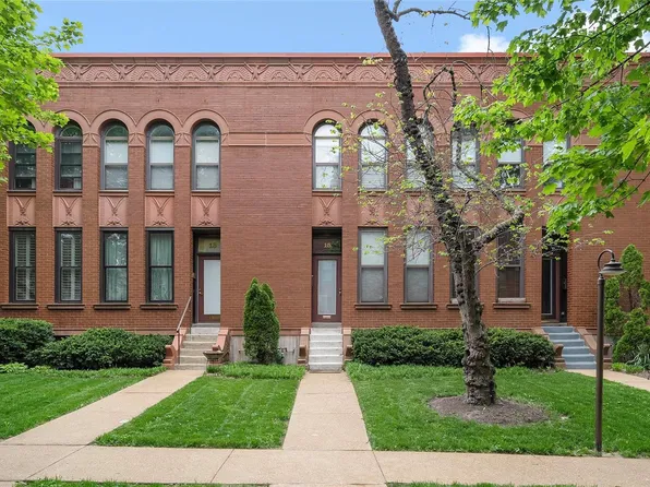 15 Manhattan Mews, Saint Louis, MO 63108