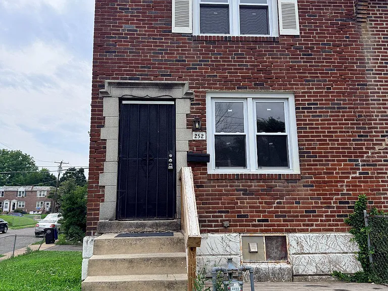 252 W 21st St — Photo 1