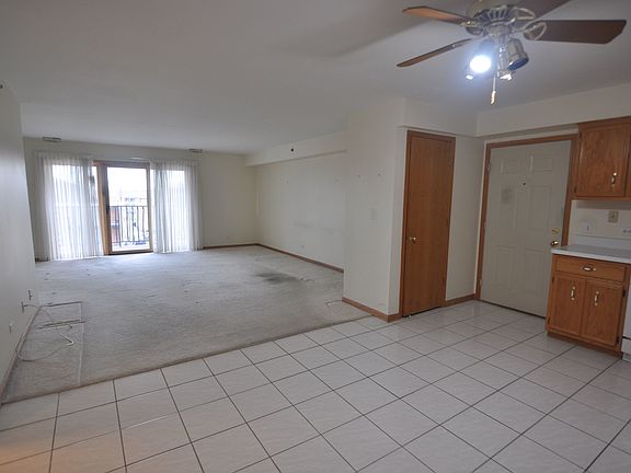 4th image of 9514 S Kilbourn Ave APT 3B