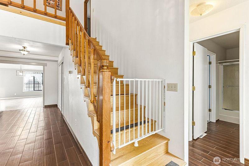 4th image of 2427 Hickory Avenue