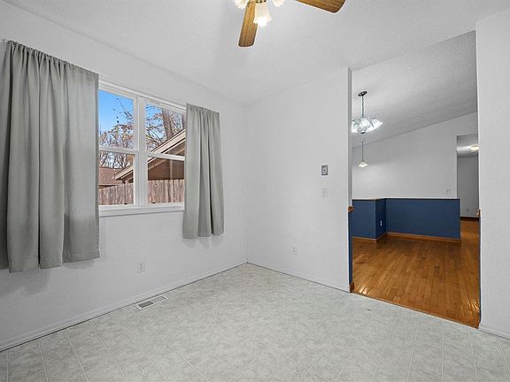 5th image of 16 Saddlewood Ln