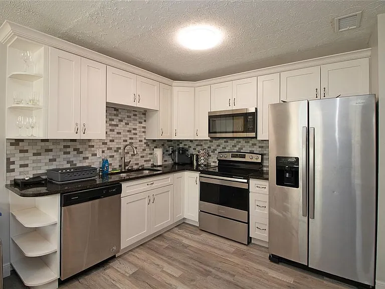 1635 Gladys St #2 — Photo 11