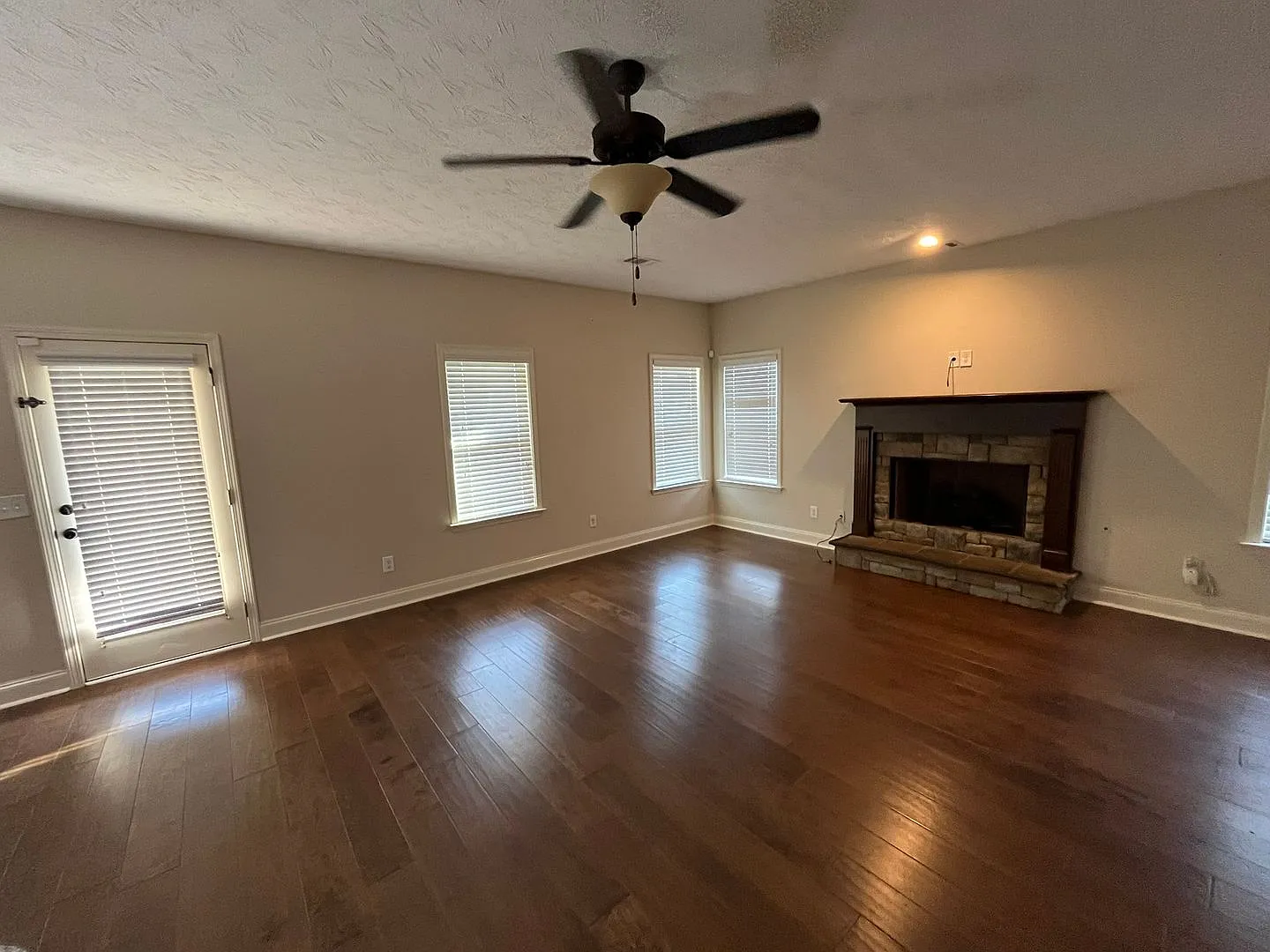 Beautiful 4 Bedroom 2.5 Bath — Photo 4