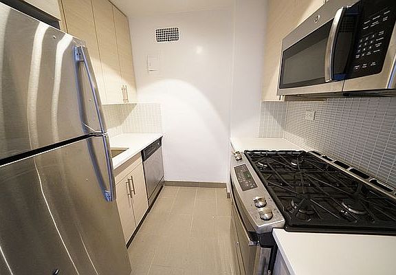5th image of 160 E 84th St APT 18G