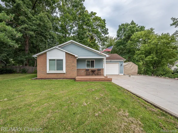 389 Maple Grove St, Whitmore Lake, MI 48189