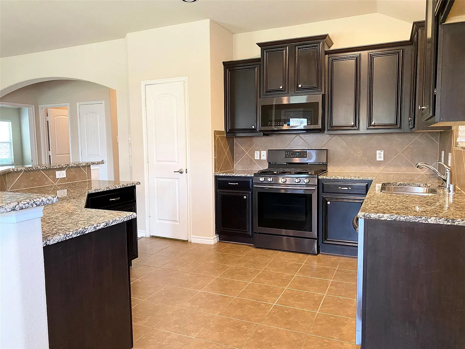 3 bed, 1868 sqft, $2,195 — Photo 3