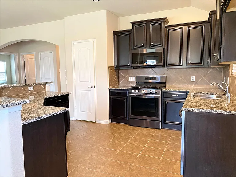 848 Lake Forest Trl — Photo 3