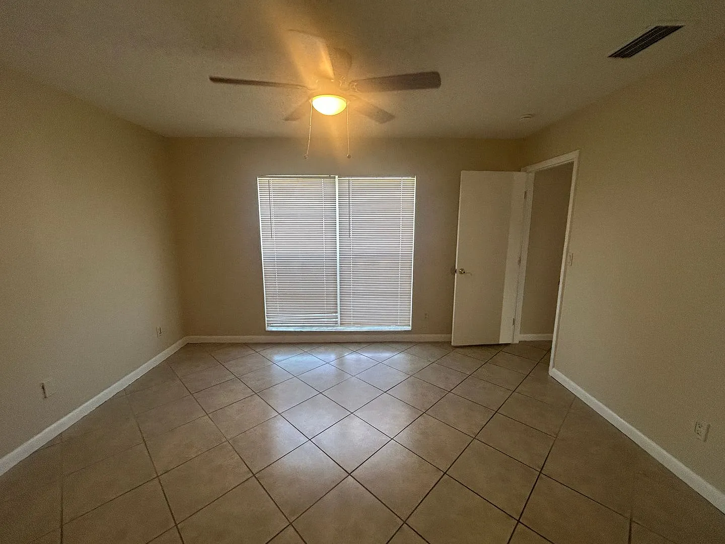 Freshly painted interior coming soon ! 3 bedroom 2 bathroom single family home — Photo 3