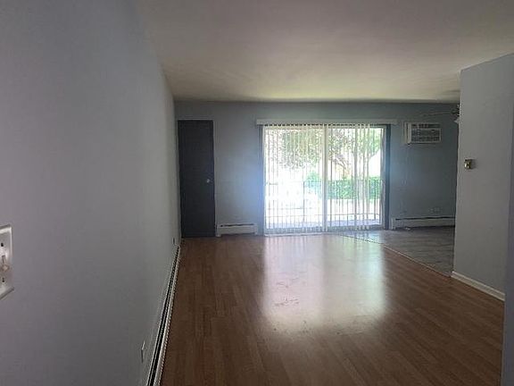 2nd image of 821 S La Grange Rd #204