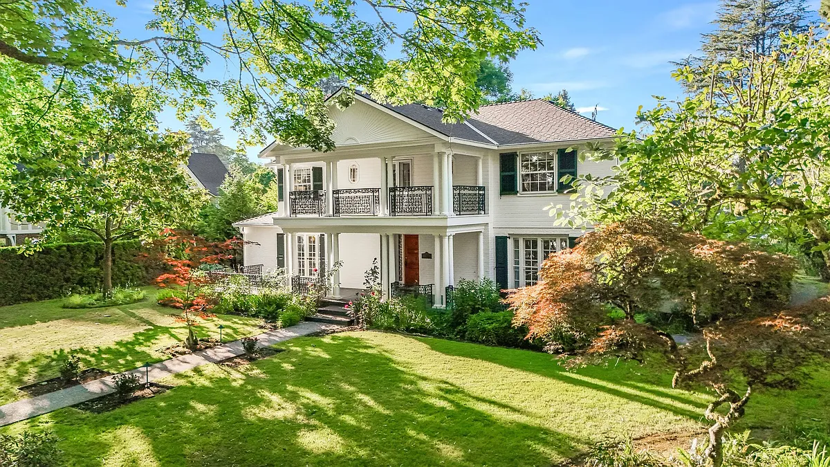 Building Photo - 629 SE Saint Andrews Dr