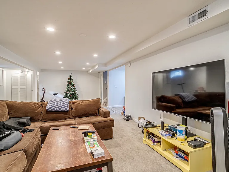3210 Kearney St — Photo 8