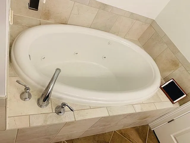 Master Jacuzzi Tub