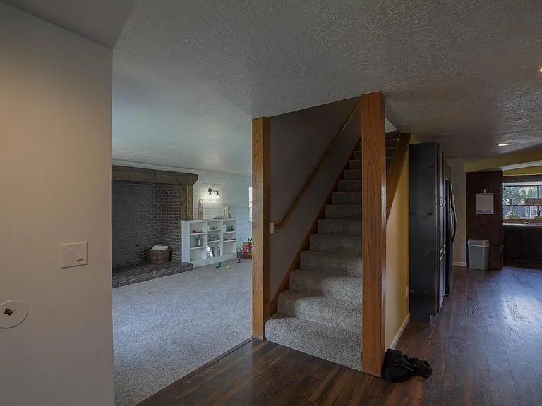 1555 SW Gilson Ct — Photo 3