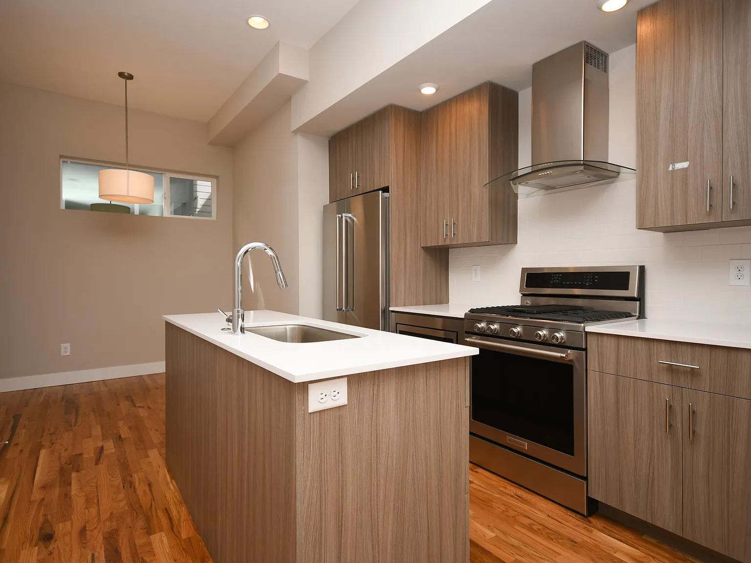 3 bed, 2.5 bath, 1789 sqft, $4,000 — Photo 1