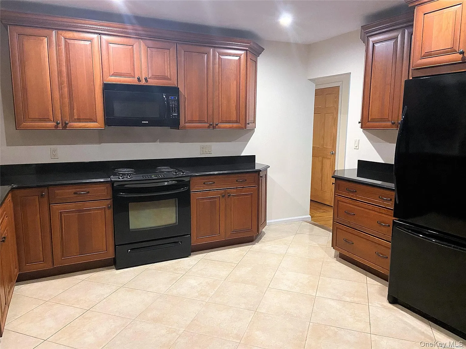 3 bed, 2.0 bath, 1600 sqft, $4,200 — Photo 3
